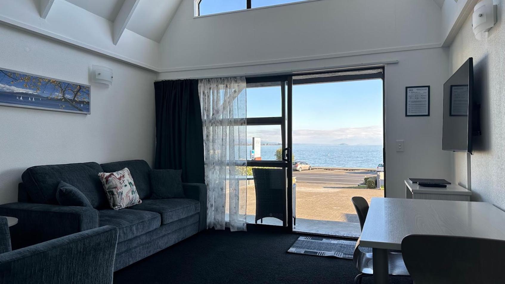 Gables Lakefront Resort Taupo Exterior photo
